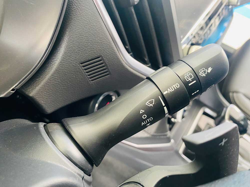 Cần hỗ trợ điểu khiển hệ thống gạt mưa xe Subaru Forester 2.0i-S EyeSight 2022