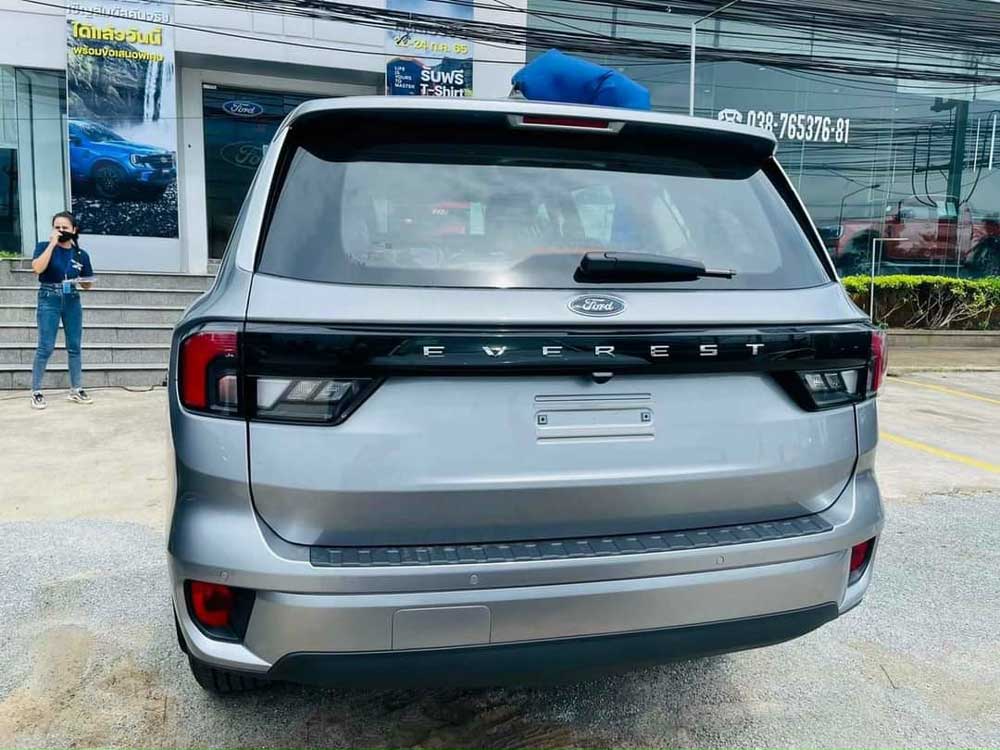 phan duoi xe Ford Everest Ambiente AT 4x2
