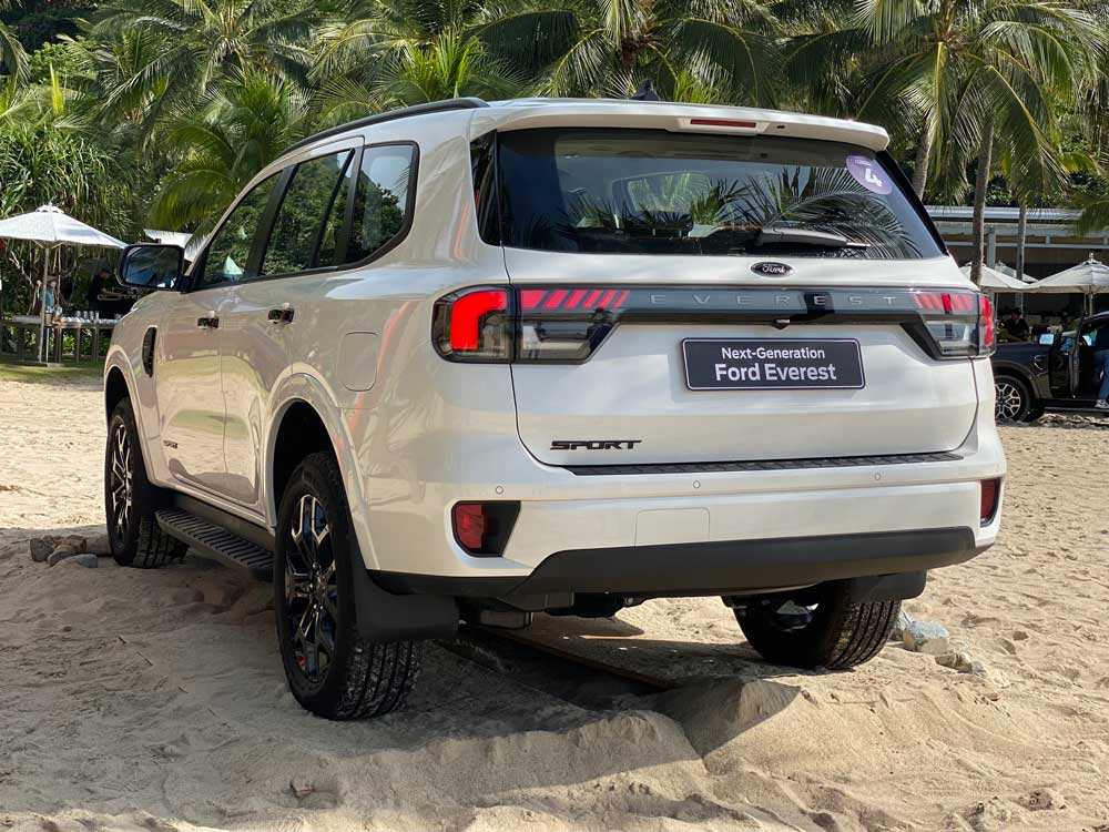 phan duoi xe Ford Everest Sport AT 4x2
