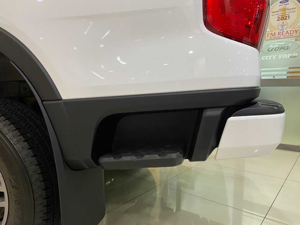 bac len xuong thung hang xe Ford Ranger XLS AT 2023